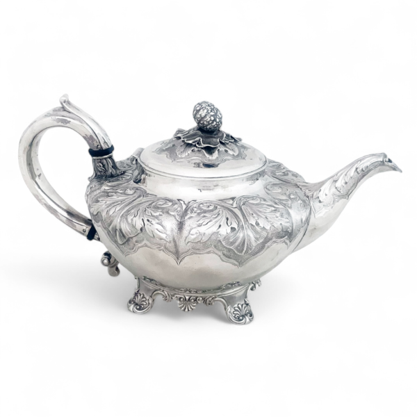 GEORGIAN ENGLISH SILVER TEA POT